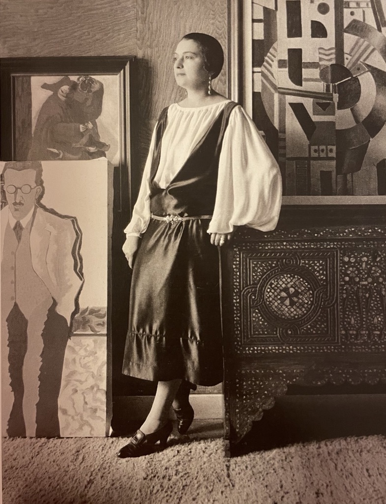 Marie Cuttoli fotografiert von Therese Bonney in der Galerie Myrbor 1929